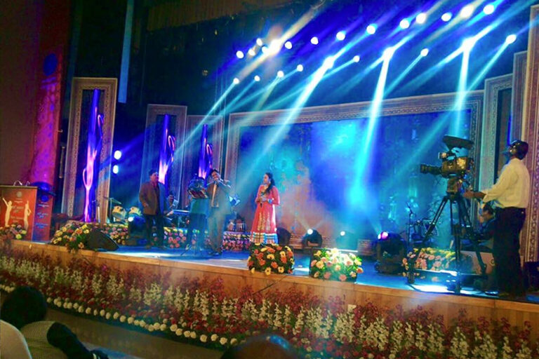 Priyadarshini performing as a Celebrity Singer in Meri Aawaz Suno Bollywood Music program for Doordarshan, New Delhi