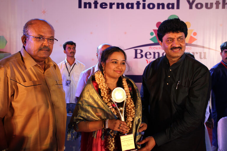 Priyadarshini receiving Best Playback Singer Award in Bengaluru International Youth Festival in 2014-1