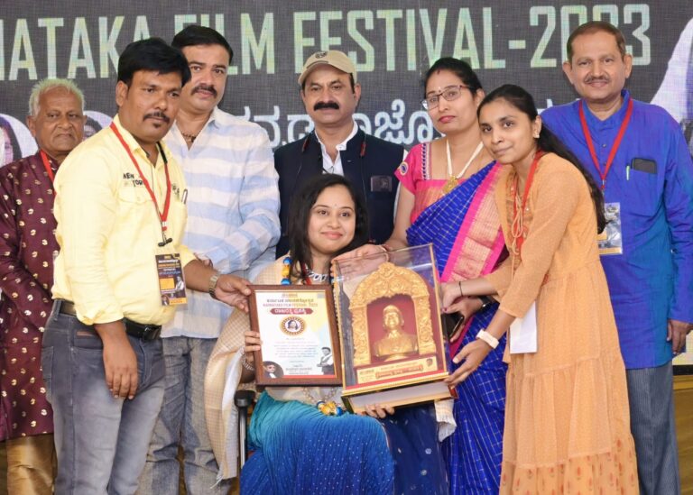 Priyadarshini receiving Puneeth Rajkumar Rajaratna Award